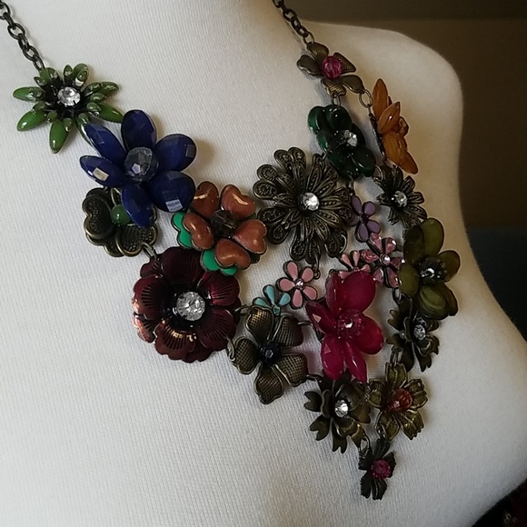 Flower statement necklace - Picture 3 of 4